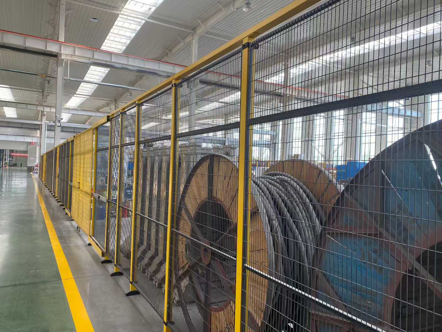 钢网防护围栏、PC/亚克力防护围栏、铝型材防护围栏、高速卷帘门、弧焊工作站、安全光幕和自动化及机器人生产线安全防护围栏